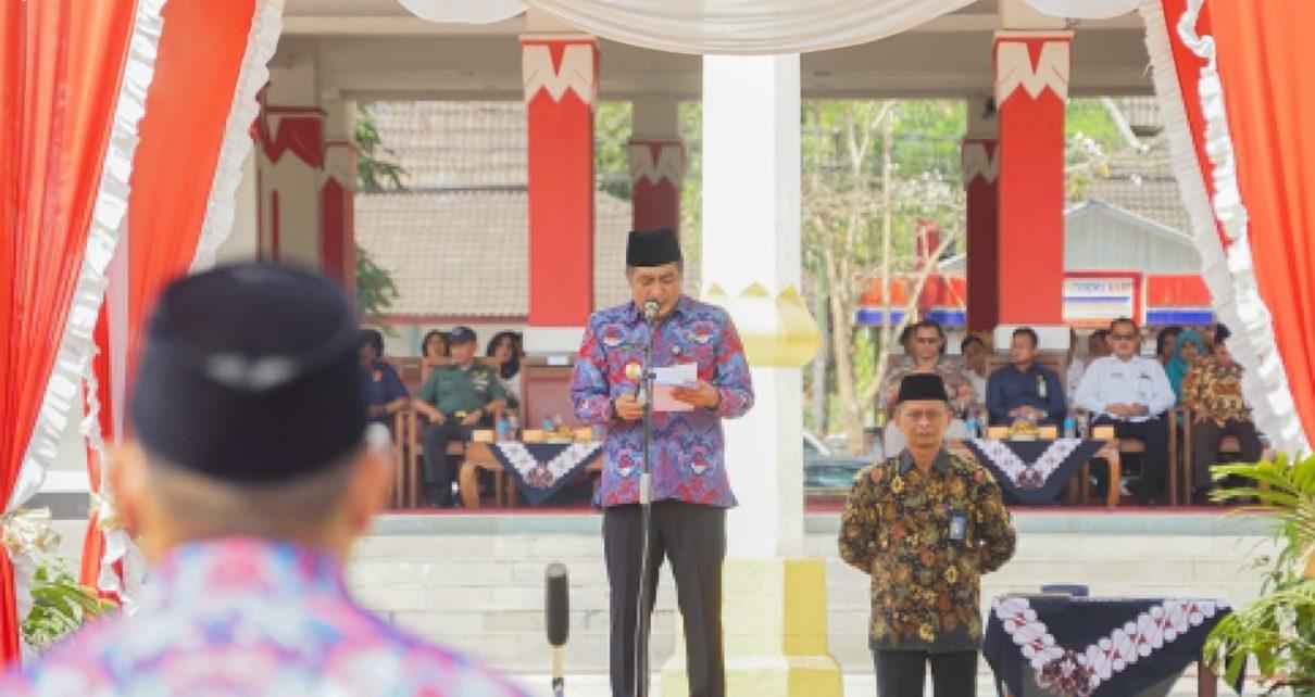APEL. Bupati Magelang Zaenal Arifin saat memimpin langsung Apel Akbar di Lapangan drh. Soepardi, Kota Mungkid, Rabu (8/11/2023). (foto: prokompimkabmgl)