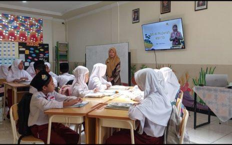MENGAJAR. Guru PAI  SD ITQ As Syafi’ iyah, Mungkid, Magelang, Jawa Tengah Nurul Faizah saat mengajar di kelas. (foto: ist)
