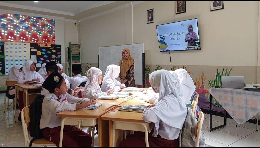 MENGAJAR. Guru PAI  SD ITQ As Syafi’ iyah, Mungkid, Magelang, Jawa Tengah Nurul Faizah saat mengajar di kelas. (foto: ist)
