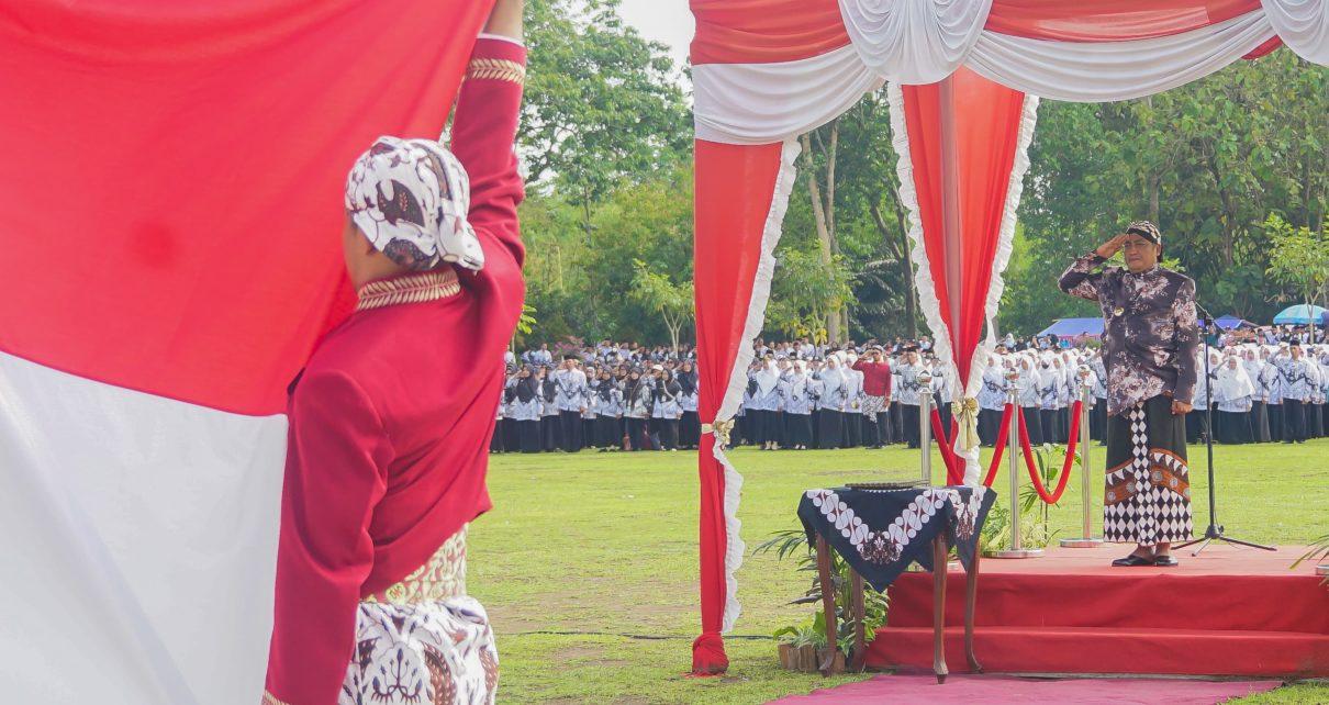 HGN. Bupati Magelang Zaenal Arifin saat memimpin upacara Peringatan HGN dan HUT PGRI ke-78 tingkat Kabupaten Magelang di Lapangan drh. Soepardi Kota Mungkid. (foto: prokompimkabmgl)