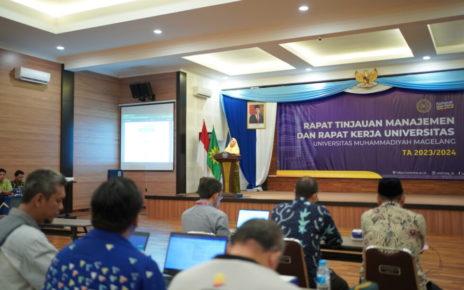PIMPIN. Rektor Universitas Muhammadiyah Magelang (UNIMMA), Dr. Lilik Andriyani, SE., MSI memimpin Rapat Tinjauan Manajemen (RTM) Tahun Anggaran (TA) 2023/2024. (foto: unimma)