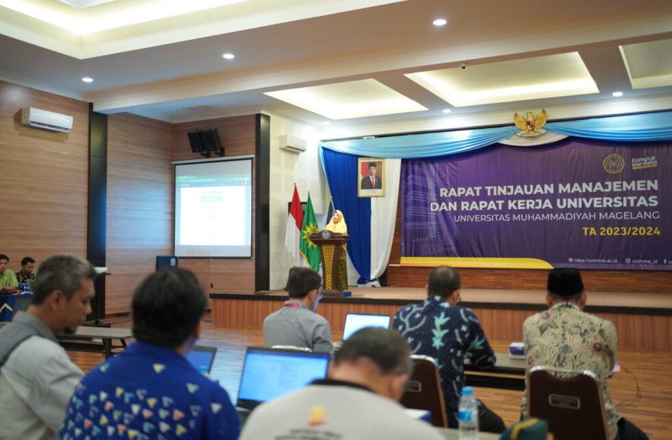PIMPIN. Rektor Universitas Muhammadiyah Magelang (UNIMMA), Dr. Lilik Andriyani, SE., MSI memimpin Rapat Tinjauan Manajemen (RTM) Tahun Anggaran (TA) 2023/2024. (foto: unimma)