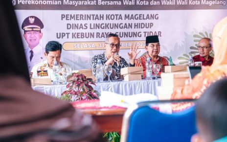 KEBUN RAYA. Dialog antara pedagang Kebun Raya Gunung Tidar dengan Wali Kota Magelang dr. Muchamad Nur Aziz di UPT Kebun Raya Gunung Tidar, Selasa (31/10/2023). (foto: prokompimkotamgl)
