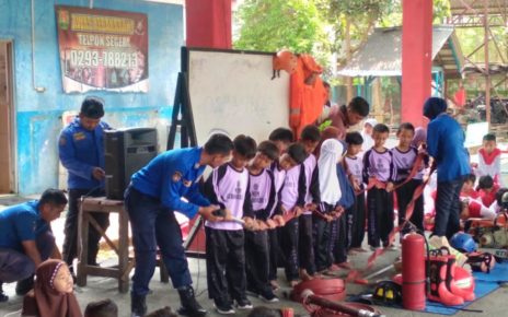 DAMKAR. Ratusan siswa dari MI Muhammadiyah 1 Surodadi, Kecamatan Sawangan, Kabupaten Magelang mendapatkan kesempatan unik untuk mengunjungi Markas Dinas Pemadam Kebakaran (Damkar). (foto: ist)