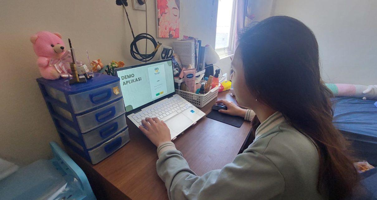 APLIKASI. Mahasiswi Departemen Sistem Informasi ITS sedang mencoba demo aplikasi WarungKu. (foto: its)