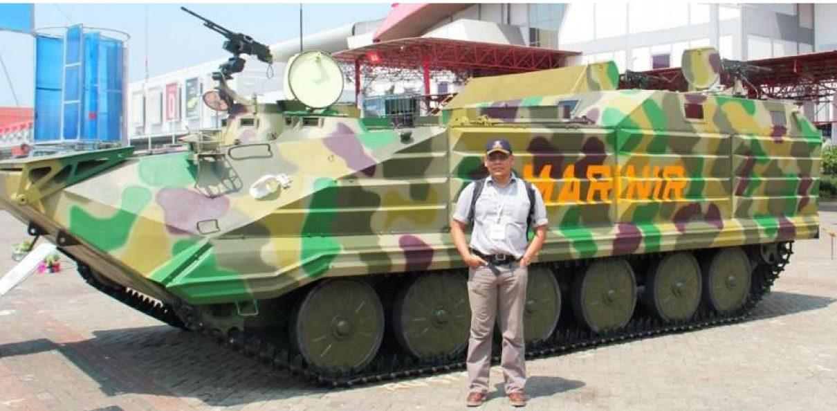 ALUSISTA. Prof Dr Ir Agoes Santoso MSc di samping tank milik TNI-AL yang merupakan salah satu produk alutsista pertahanan Indonesia. (foto: its)