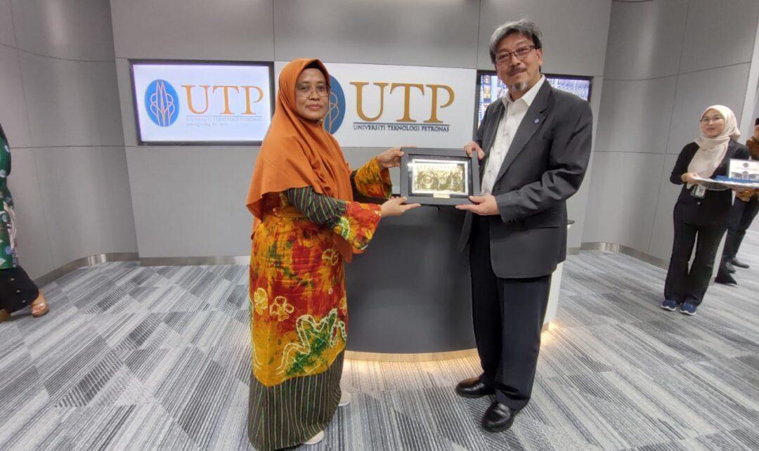 UNIMMA. Rektor Universitas Muhammadiyah Magelang (UNIMMA), Dr. Lilik Andriyani, SE., MSI saat berada di Malaysia. (foto: unimma)