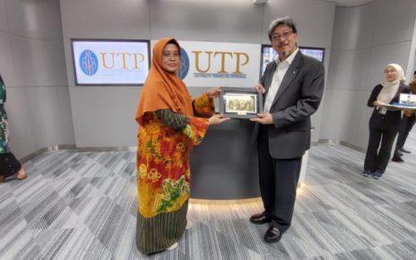UNIMMA. Rektor Universitas Muhammadiyah Magelang (UNIMMA), Dr. Lilik Andriyani, SE., MSI saat berada di Malaysia. (foto: unimma)