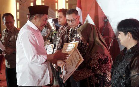 PENGHARGAAN. Bupati Magelang Zaenal Arifin saat memberikan penghargaan kepada para wajib pajak. (foto: prokompimkabmgl)