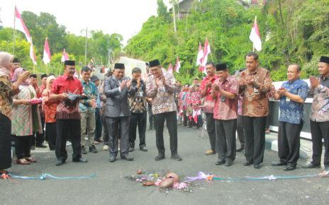 MERESMIKAN. Bupati Magelang Zaenal Arifin bersama jajaran Forkompimcam Dukun saat meresmikan Jembatan Merah Putih  di Dusun Babadan 2, Desa Paten, Kecamatan Dukun. (foto: prokompimkabmgl)