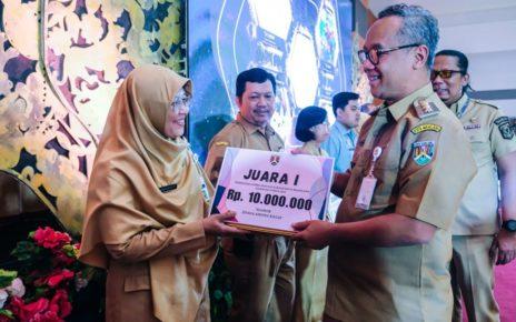 PENGHARGAAN. Wali Kota Magelang dr. Muchamad Nur Aziz menyerahkan penghargaan kepada pemenang. (foto: prokompimkotamgl)