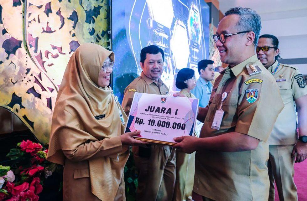 PENGHARGAAN. Wali Kota Magelang dr. Muchamad Nur Aziz menyerahkan penghargaan kepada pemenang. (foto: prokompimkotamgl)
