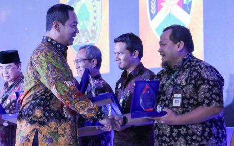 LKPP. Penyerahan penghargaan dari pihak LKPP Tingkat Jawa Tengah kepada pihak Pemkot Magelang. (foto: prokompimkotamgl)