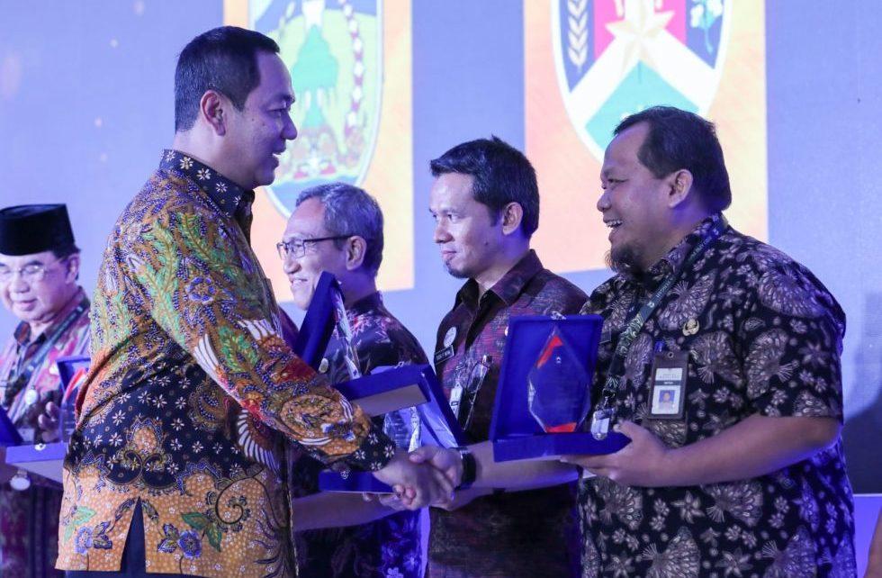 LKPP. Penyerahan penghargaan dari pihak LKPP Tingkat Jawa Tengah kepada pihak Pemkot Magelang. (foto: prokompimkotamgl)