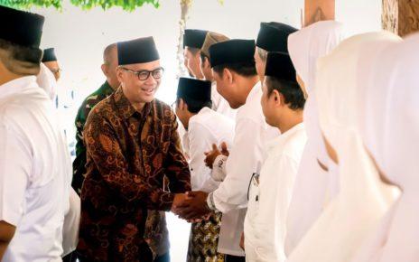 SELAMAT. Wali Kota Magelang dr Muchamad Nur Aziz memberikan ucapan selamat kepada Pengurus Majelis Ulama Indonesia (MUI) Kota Magelang masa khidmat 2023-2028 di Pendopo Pengabdian, beberapa waktu lalu. (foto: prokompimkotamgl)