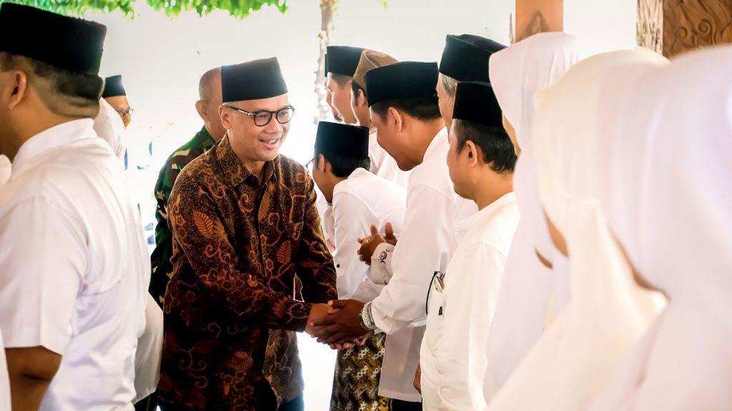 SELAMAT. Wali Kota Magelang dr Muchamad Nur Aziz memberikan ucapan selamat kepada Pengurus Majelis Ulama Indonesia (MUI) Kota Magelang masa khidmat 2023-2028 di Pendopo Pengabdian, beberapa waktu lalu. (foto: prokompimkotamgl)