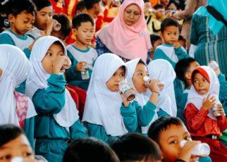 SUSU. Siswa saat meninum susu dalam Minum Susu Bareng Pak Wali di GOR Samapta, kompleks sport center Gelora Sanden, Kota Magelang. (foto: prokompim)