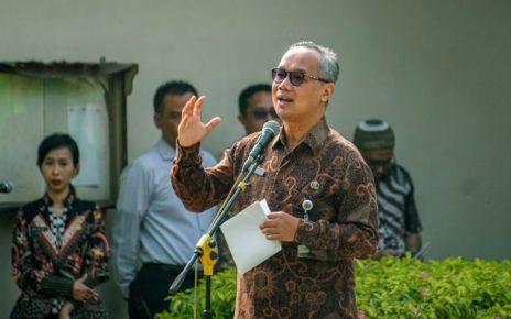 PEMBINA. Wali Kota Magelang, dr. Muchamad Nur Aziz saat menjadi pembina dalam peringatan Hakordia di halaman kantor Pemkot Magelang. (foto: prokompimkotamgl)
