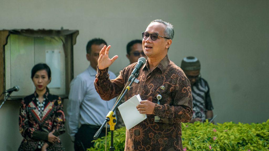 PEMBINA. Wali Kota Magelang, dr. Muchamad Nur Aziz saat menjadi pembina dalam peringatan Hakordia di halaman kantor Pemkot Magelang. (foto: prokompimkotamgl)