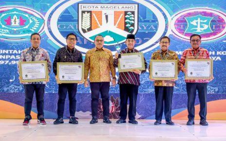 PENGHARGAAN. Wakil Wali Kota Magelang KH. M. Mansyur (tiga dari kanan) menerima penghargaan di Hotel Aryaduta Jakarta, Kamis (14/12/2023). (foto: prokompimkotamgl)