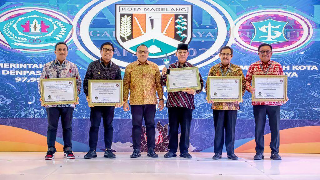 PENGHARGAAN. Wakil Wali Kota Magelang KH. M. Mansyur (tiga dari kanan) menerima penghargaan di Hotel Aryaduta Jakarta, Kamis (14/12/2023). (foto: prokompimkotamgl)
