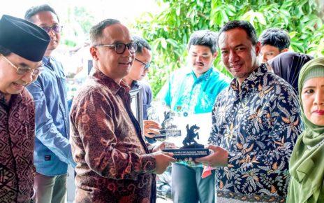 HADIAH. Wali Kota Magelang dr. Muchamad Nur Aziz memberikan langsung hadiah apresiasi tersebut kepada para pemenang. (foto: prokompimkotamgl)