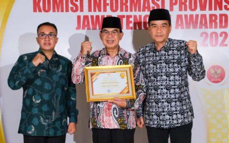 PENGHARGAAN. Wakil Wali Kota Magelang KH M Mansyur menerima penghargaan pada malam Anugerah Keterbukaan Informasi Publik (KIP) yang digelar di Patra Semarang Hotel and Convention, Kamis (21/12/2023). (foto: prokompimkotamgl)