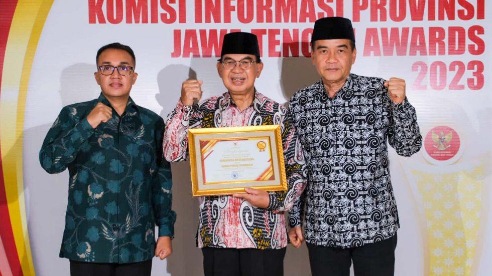 PENGHARGAAN. Wakil Wali Kota Magelang KH M Mansyur menerima penghargaan pada malam Anugerah Keterbukaan Informasi Publik (KIP) yang digelar di Patra Semarang Hotel and Convention, Kamis (21/12/2023). (foto: prokompimkotamgl)