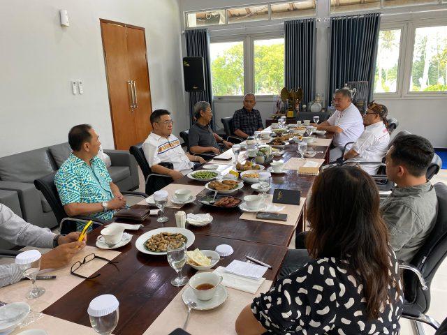 PARIWISATA. Pertemuan dan diskusi Rektor UNTIDAR dengan segenap Budayawan dan pelaku pariwisata Magelang dan Kedu di Borobudur International Golf and Country Club, Magelang, Sabtu (23/11/2023). (foto: untidar)