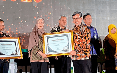 PENGHARGAAN. Deputi Statistik Sosial BPS RI Ateng Hartono menyerahkan award Kelurahan Cinta Statistik (Cantik) Tingkat Provinsi Jawa Tengah Tahun 2023 Kepada Lurah Tidar Selatan Tenny Iis Mulyadi. (foto: prokompimkotamgl)