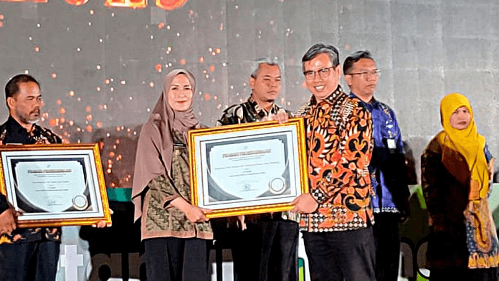 PENGHARGAAN. Deputi Statistik Sosial BPS RI Ateng Hartono menyerahkan award Kelurahan Cinta Statistik (Cantik) Tingkat Provinsi Jawa Tengah Tahun 2023 Kepada Lurah Tidar Selatan Tenny Iis Mulyadi. (foto: prokompimkotamgl)