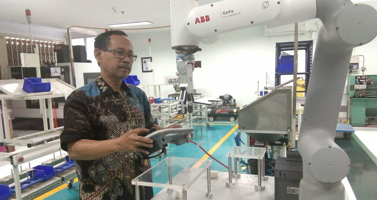 AKTIVITAS. Prof Dr Ir Mokh Suef MScEng ketika sedang melakukan aktivitas di Laboratorium Sistem Manufaktur ITS guna menunjang penelitiannya. (foto: its)