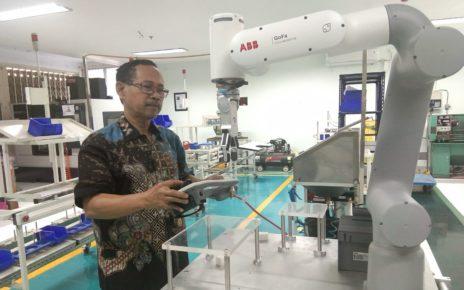 AKTIVITAS. Prof Dr Ir Mokh Suef MScEng ketika sedang melakukan aktivitas di Laboratorium Sistem Manufaktur ITS guna menunjang penelitiannya. (foto: its)