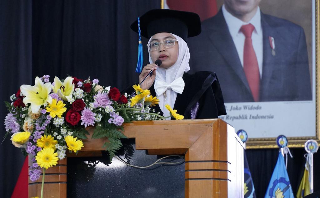 ORASI. Prof Nur Aini Rakhmawati MScEng PhD dari Departemen Sistem Informasi ITS saat menyampaikan orasi ilmiahnya dalam prosesi Pengukuhan Profesor ITS. (foto: its)
