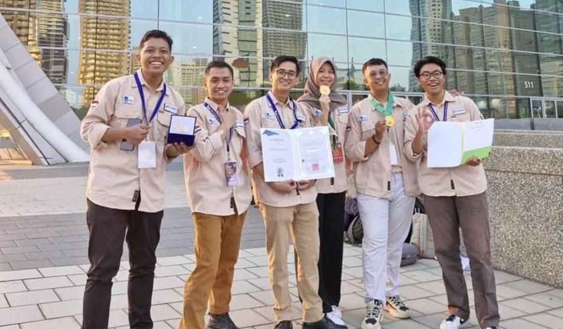 PELINDO. Tim MF Kedaireka ITS x Pelindo TPK menunjukkan penghargaan yang diraih dari inovasi Bandar Safety. (its)