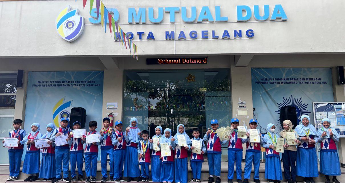 BERPRESTASI. Para siswa SD Mutual 2 Kota Magelang yang berprestasi sedang berpose bersama. (foto: ist)