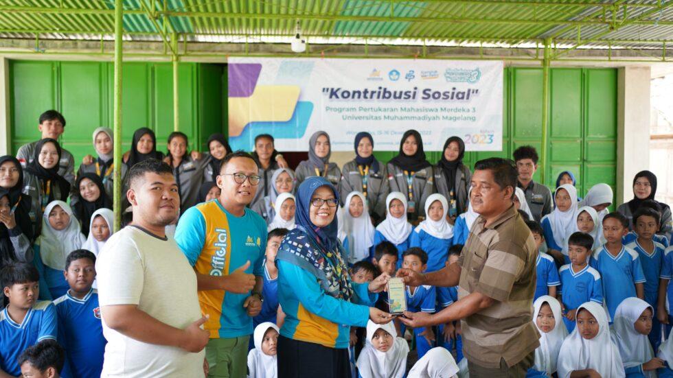 SOSIAL. Mahasiswa PMM 3 turut dalam kegiatan kontribusi sosial di Desa Rejosari, Kecamatan Kepil, Kabupaten Wonosobo. (foto: unimma)