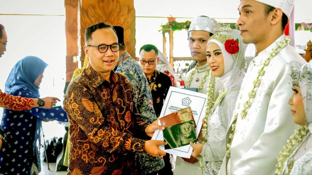 BUKU NIKAH. Wali Kota Magelang dr. Muchamad Nur Aziz menyerahkan buku nikah secara simbolis. (foto: prokompimkotamgl)