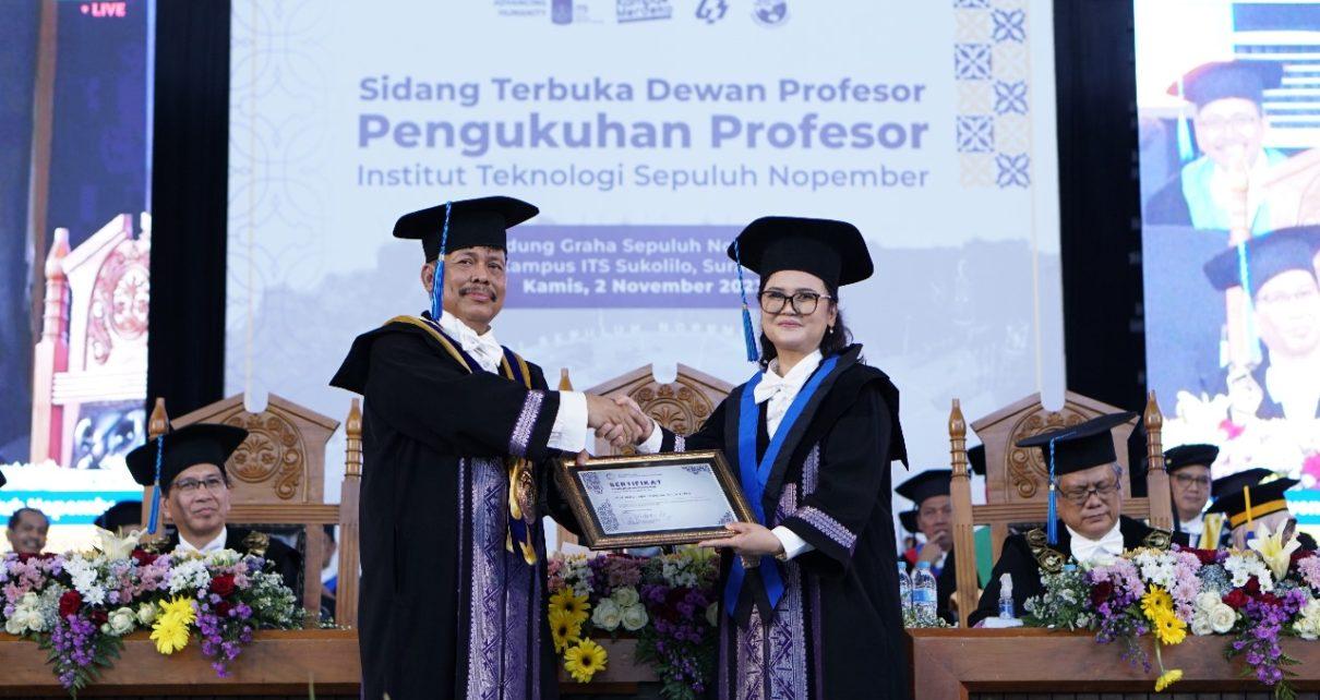 PENGUKUHAN. Ketua Dewan Profesor ITS Prof Dr Imam Robandi MT (kiri) ketika menyerahkan sertifikat pengukuhan Guru Besar ITS ke-195 kepada Prof Bieby Voijant Tangahu ST MT PhD. (foto: its)