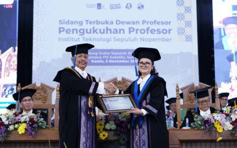 PENGUKUHAN. Ketua Dewan Profesor ITS Prof Dr Imam Robandi MT (kiri) ketika menyerahkan sertifikat pengukuhan Guru Besar ITS ke-195 kepada Prof Bieby Voijant Tangahu ST MT PhD. (foto: its)