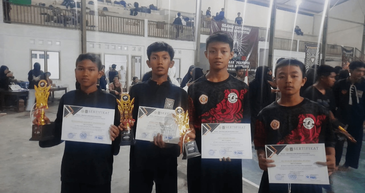 PENGHARGAAN. Siswa SMPIT Ihsanul Fikri Mungkid Kabupaten Magelang mendapatkan penghargaan dariajang Pra Popda Silat. (foto: fatih/siedoo)