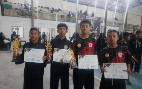 PENGHARGAAN. Siswa SMPIT Ihsanul Fikri Mungkid Kabupaten Magelang mendapatkan penghargaan dariajang Pra Popda Silat. (foto: fatih/siedoo)