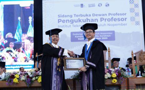 DIKUKUHKAN. Prof Adjie Pamungkas ST MDev Plg PhD (kanan) saat dikukuhkan sebagai Profesor ke-189 ITS. (foto: its)