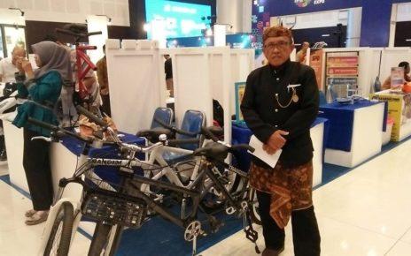 SEPEDA. Prof Dr Ir Bambang Iskandriawan MEng memamerkan salah satu karya sepeda multiguna ciptaannya yakni Trandem Bike. (foto: its)