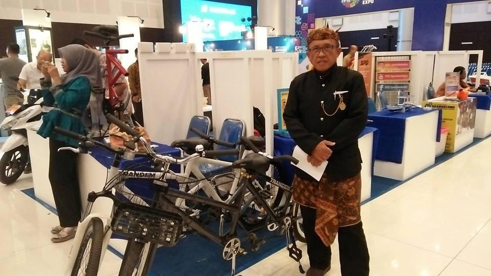SEPEDA. Prof Dr Ir Bambang Iskandriawan MEng memamerkan salah satu karya sepeda multiguna ciptaannya yakni Trandem Bike. (foto: its)