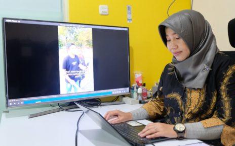 ANALISIS. Prof Dr Ir Diana Purwitasari SKom MSc, Guru Besar ke-190 ITS saat melakukan analisis penentuan keahlian seseorang dengan menggunakan teknologi NLP dalam penelitiannya. (foto: its)