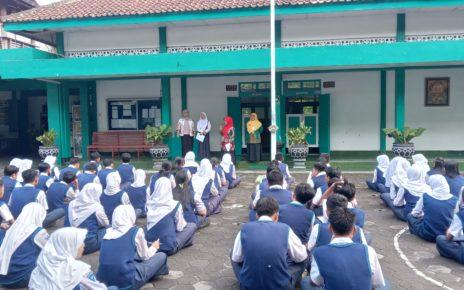 LITERASI. Siswa-siswi SMPN 7 Kota Magelang sedang melangsungkan kegiatan Literasi di halaman sekolah setempat, Kamis 11 Januari 2024. (foto: diyah/siedoo)