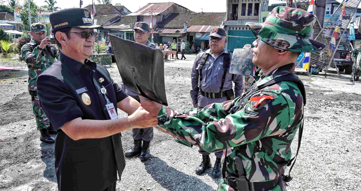 BUKA. Pj Bupati Magelang Sepyo Achanto saat membuka Program TMMD Sengkuyung Tahap I di Dusun Sindas I. (foto: prokompimkabmgl) 