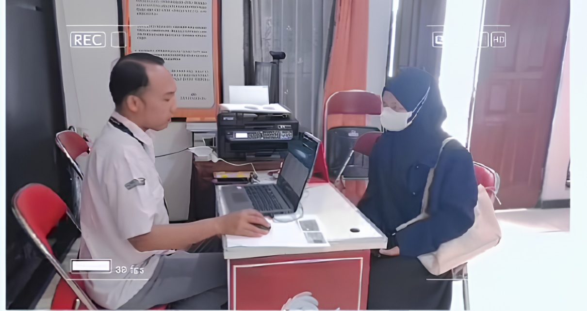 CEK. Petugas KPU Kota Magelang tengah melakukan pengecekan data. (foto: instagramkpu)