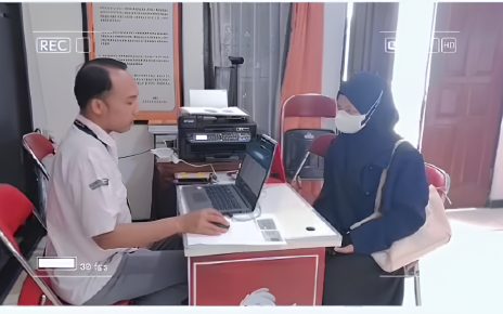 CEK. Petugas KPU Kota Magelang tengah melakukan pengecekan data. (foto: instagramkpu)